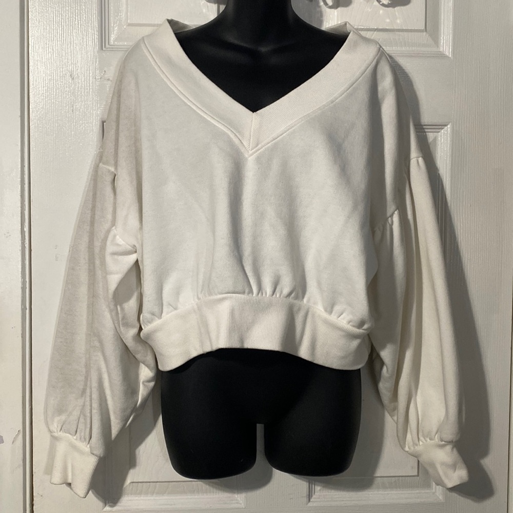 Forever 21 white long sleeve V-Neck sweatshirt